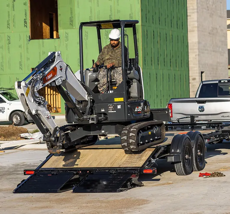 Trabajando descargando material de construcción del remolque